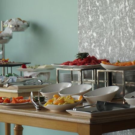 Quo Quality Hotel 马尼萨莱斯 外观 照片 A buffet