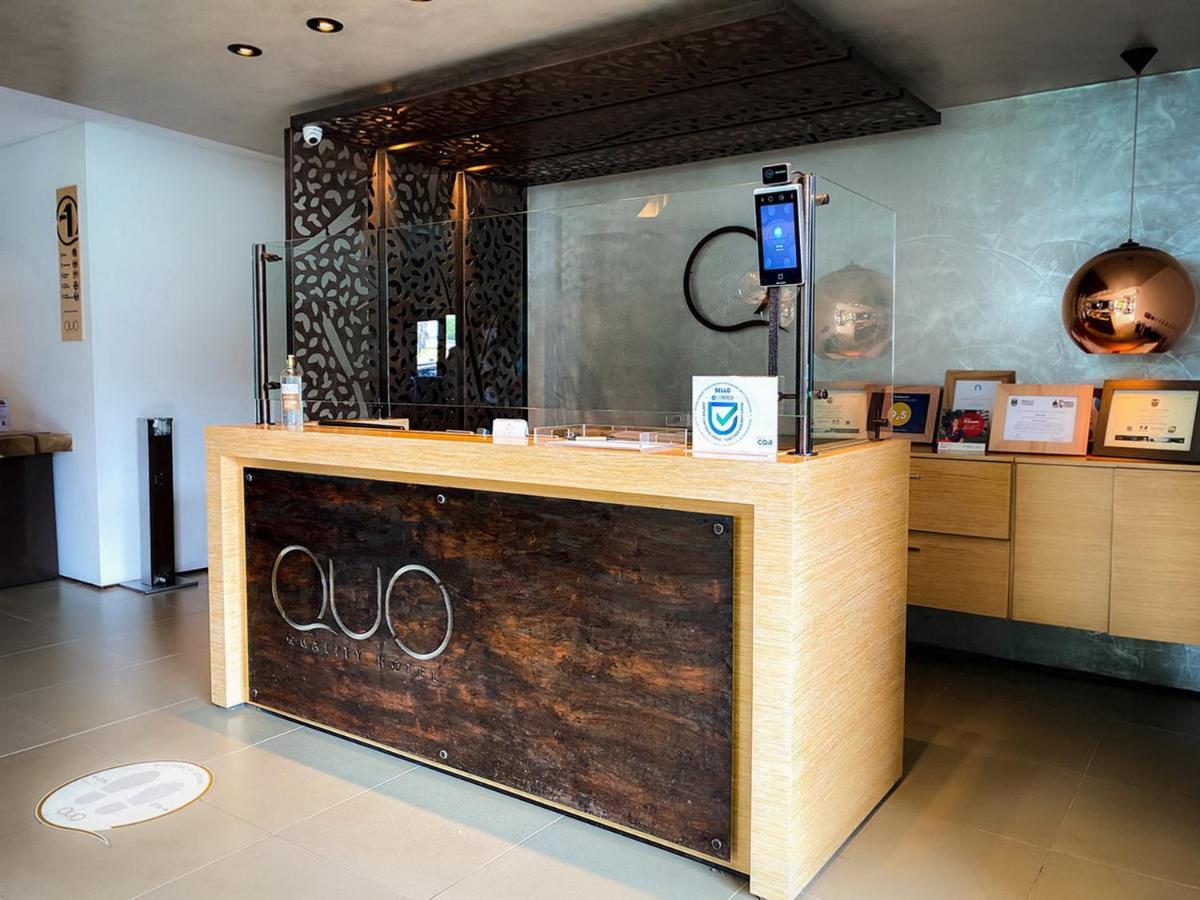 Quo Quality Hotel 马尼萨莱斯 外观 照片 A temperature screening station at the front desk of a hotel in Phuket, Thailand