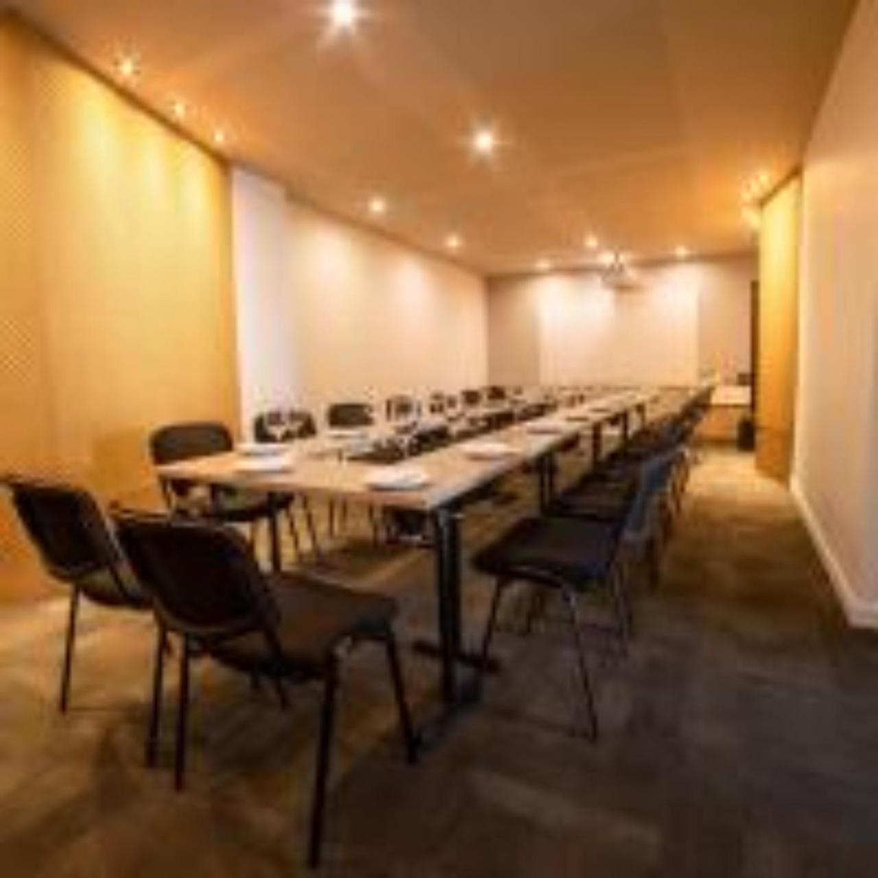 Quo Quality Hotel 马尼萨莱斯 外观 照片 The meeting room