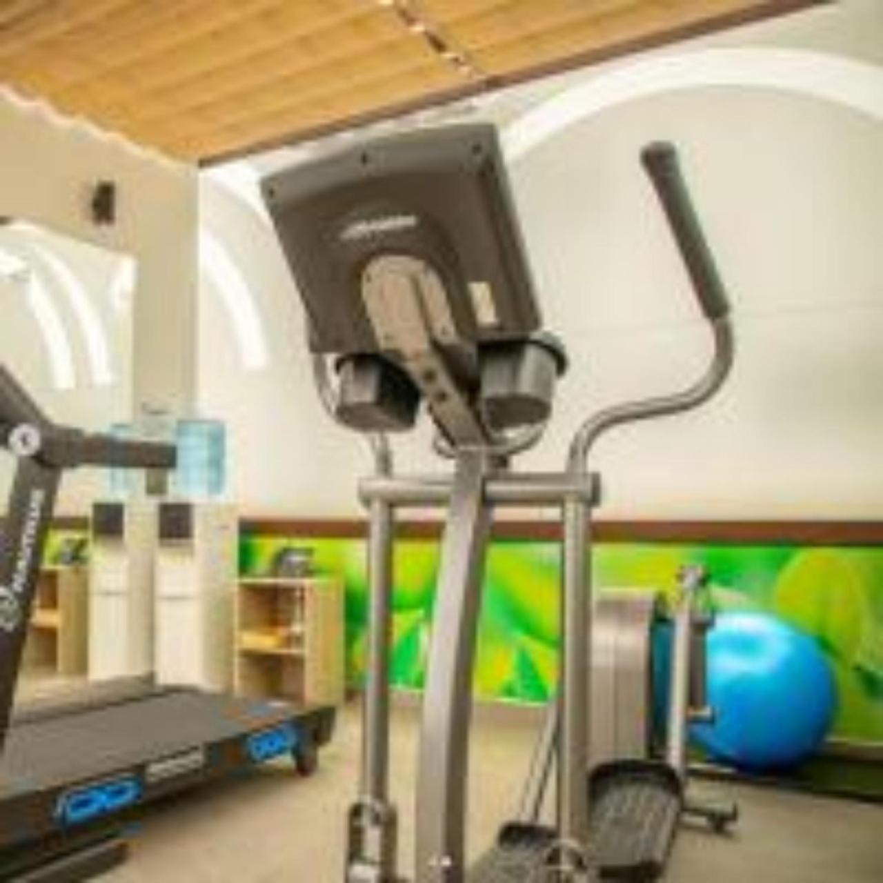 Quo Quality Hotel 马尼萨莱斯 外观 照片 An elliptical trainer