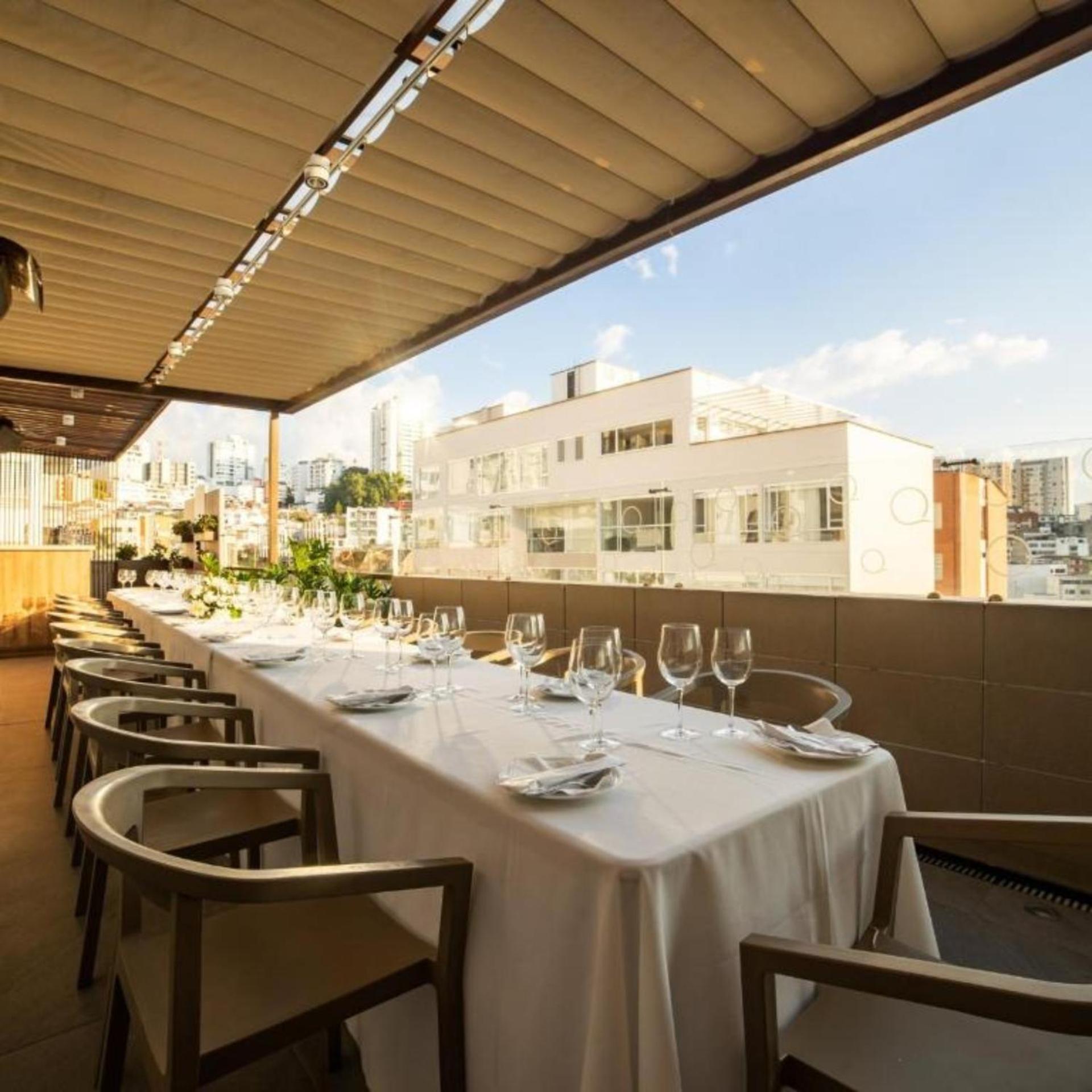 Quo Quality Hotel 马尼萨莱斯 外观 照片 The Terrace at the Four Seasons Hotel