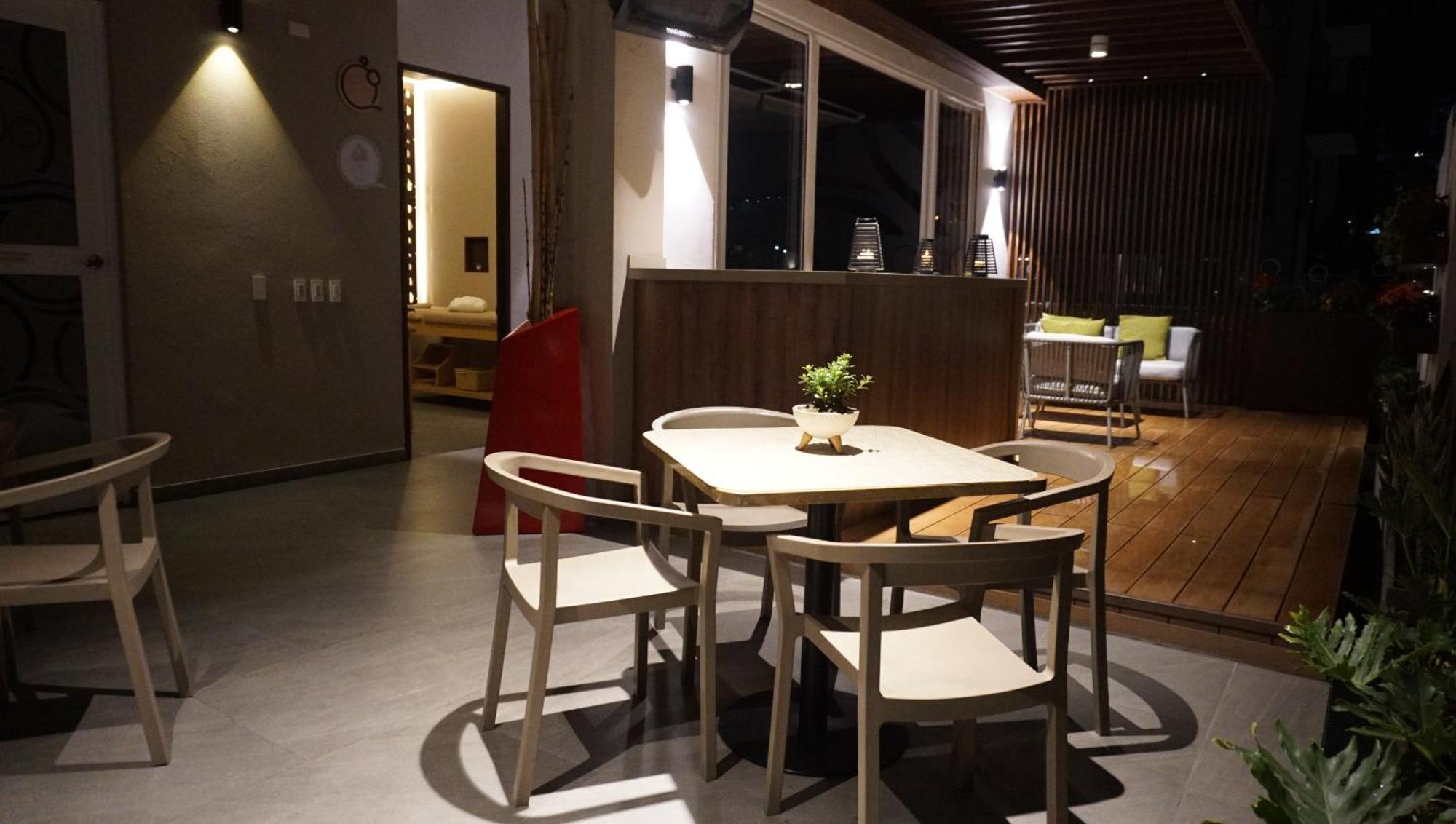 Quo Quality Hotel 马尼萨莱斯 外观 照片 A dining room