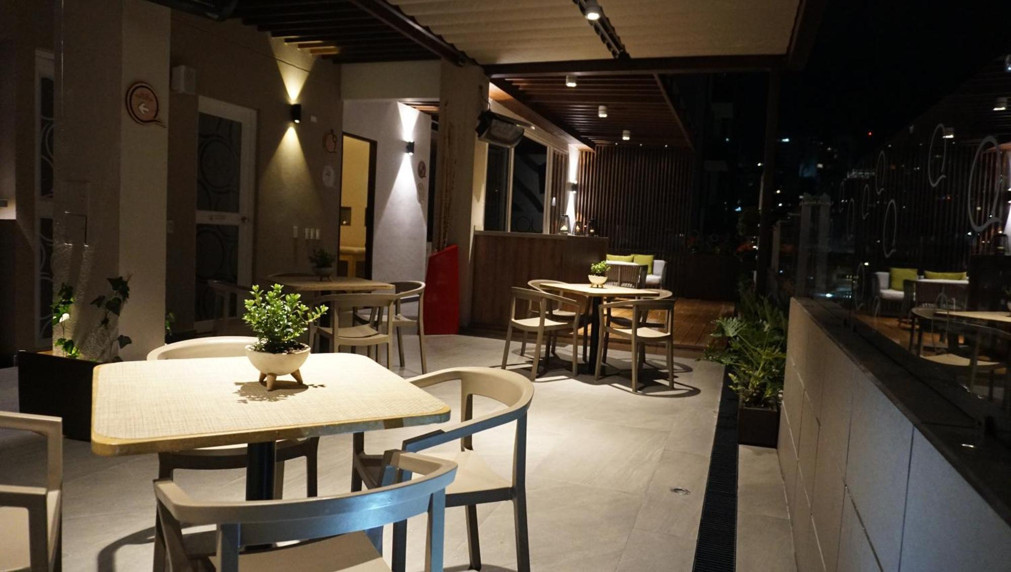 Quo Quality Hotel 马尼萨莱斯 外观 照片 The interior of the restaurant
