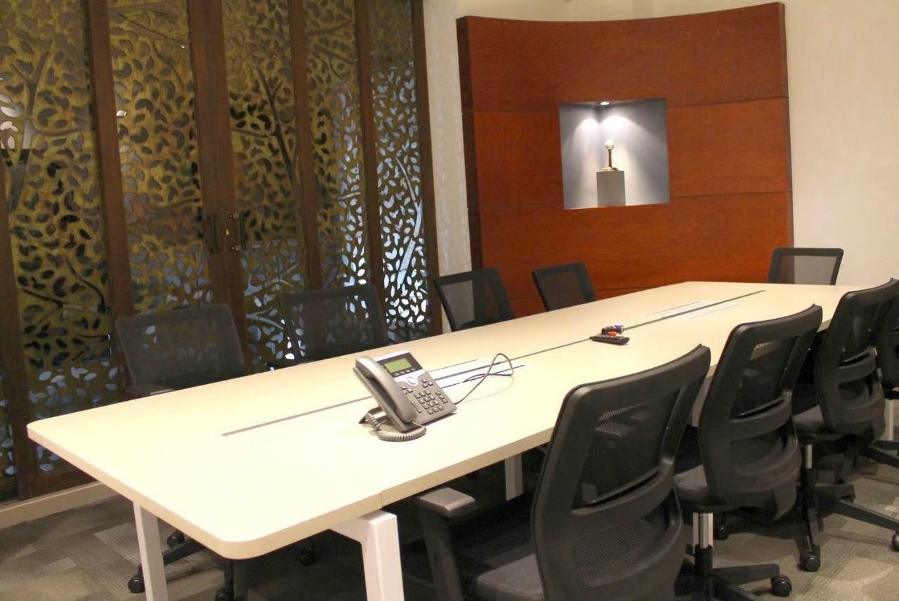 Quo Quality Hotel 马尼萨莱斯 外观 照片 A conference room equipped with a videoconferencing system