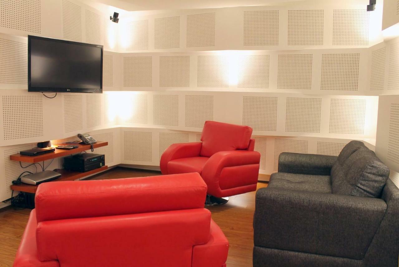 Quo Quality Hotel 马尼萨莱斯 外观 照片 A home theater