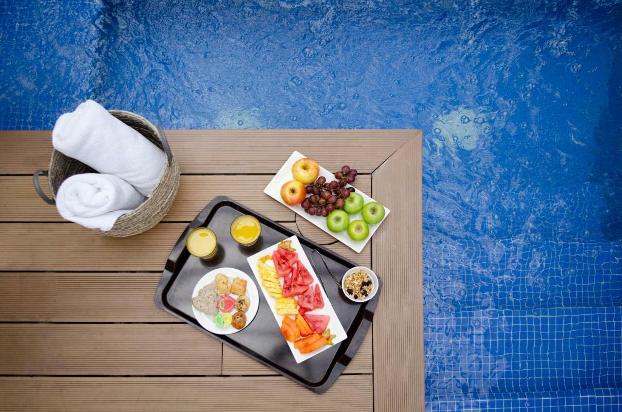 Quo Quality Hotel 马尼萨莱斯 外观 照片 A poolside snack