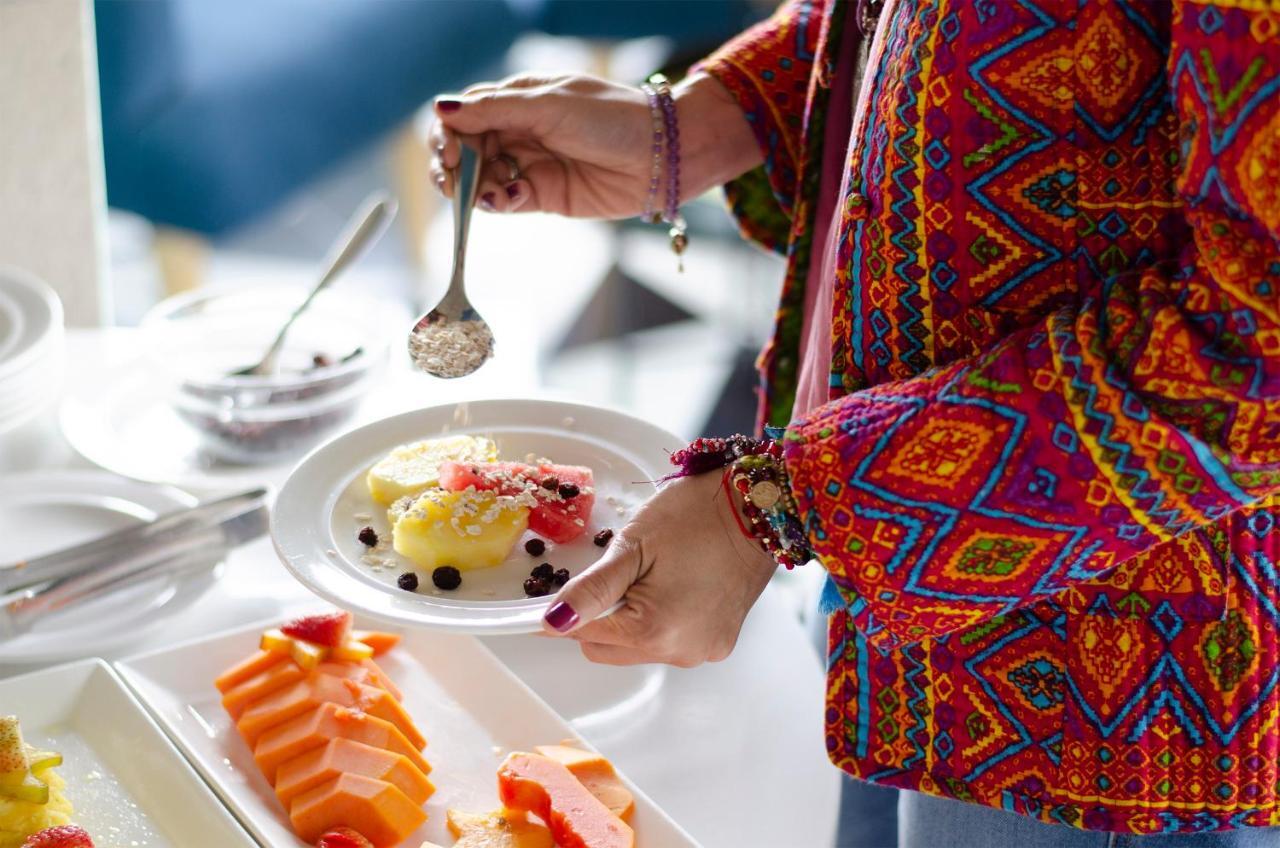 Quo Quality Hotel 马尼萨莱斯 外观 照片 A woman using a spoon